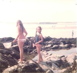 Caroline - Étel 1981 - rochers de la plage